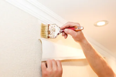 Pose de papier peint à la Romieu — revêtements muraux et toiles de verre